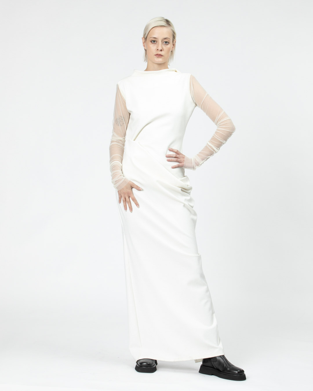 biała sukienka PUDU buty kolekcja APIA
