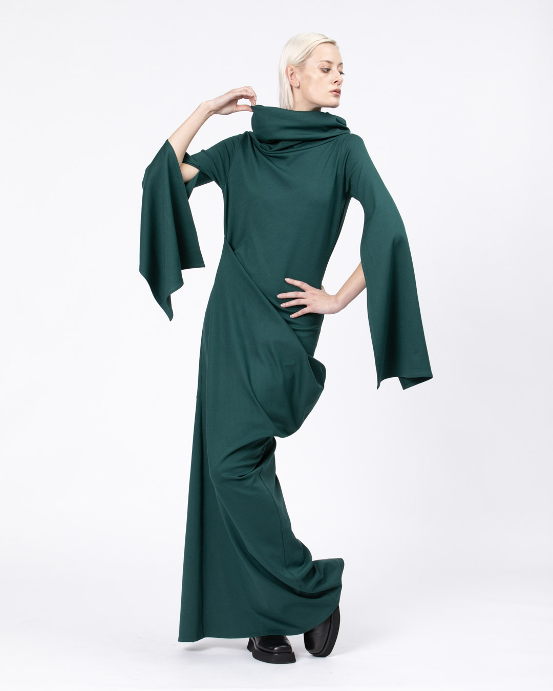 zielona sukienka PUDO Joanna Weyna buty APIA Officine Creative